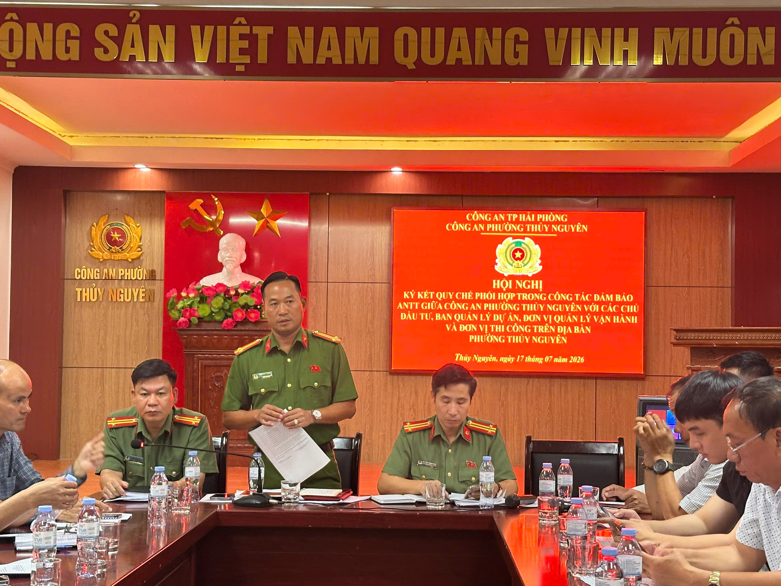 Công an phường Thuỷ Nguyên tổ chức ký cam kết quy chế phối hợp đảm bảo ANTT với chủ đầu tư, Ban quản lý dự án, đơn vị quản lý vận hành và đơn vị thi công